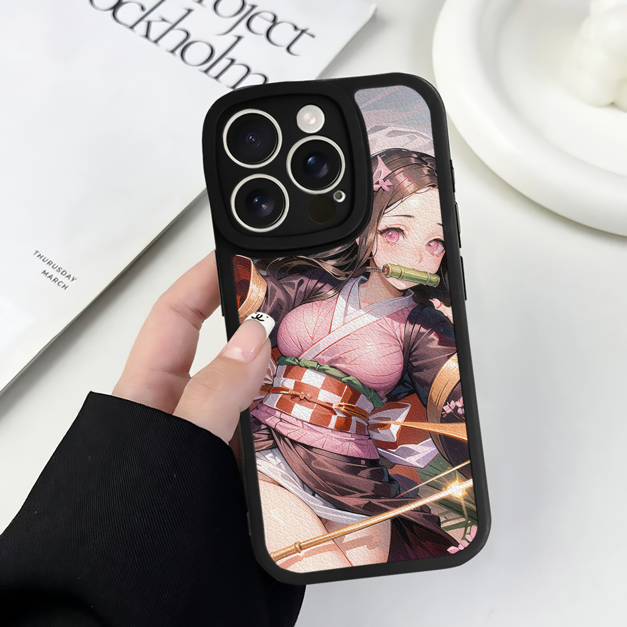 （画像用） 鬼滅の刃（きめつのやいば）竈門 禰󠄀豆子／かまど ねずこ Kamado Nezuko 【iPhone 16シリーズ対応】シリコンスマホケース（レザー調） 材質：シリコン